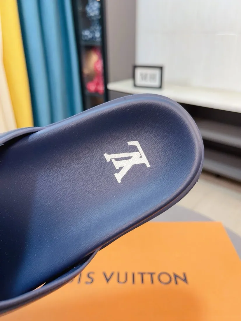 Men's shoes 💰360🌹🌹 (lv-Louis Vuitton) new men's sandals, high-end boutique, exquisite embossed logo decoration on the upper, fine workmanship, super soft soles, casual, loose and comfortable, a must-have in summer! \nsize：38-44